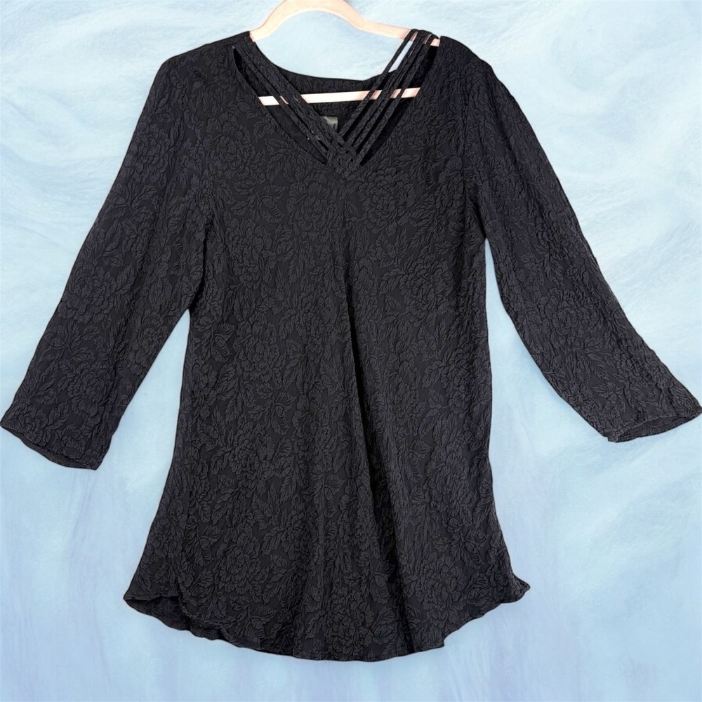 URU Designer V-neck Black Textured Silk Blouse Floral Print 100% Silk USA Made M